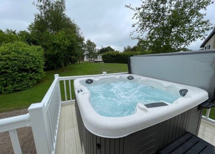 Brandnew Midlands lodge w/hot tub! Stay 3nts or more (sleeps 4)